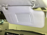 日差しをカットしながら、鏡付きサンバイザーで身だしなみチェックできます。
