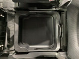 靴や大きめの荷物などもスマートに収納できる便利な引き出し式の収納ボックスです。車外から見えない隠し収納として、また汚れが気になりやすいアイテムの保管にも重宝します!