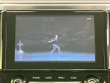 画面には映像コンテンツが表示され、停車中のひとときに視聴を楽しめます。大きく見やすい画面で内容を確認しやすく、車内での待ち時間にも活用できる装備です。乗車中の時間を有効に過ごせます。