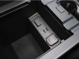 アームレストを開けば、中は収納スペースになっています。USBに対応しています。