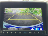 後方の映像にガイド線が表示され、駐車時に車両と周囲の位置関係を確認しやすい仕様です。目視で周囲も確かめながら、後退時の安全確認にお役立てください。
