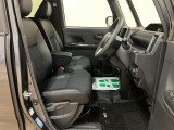 広々として運転のしやすい運転席☆ 足元も広々としていますよ♪