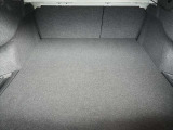 リヤシートの背もたれは6:4分割で倒せます。