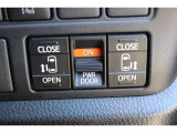 スライドドアの開閉は、ドアハンドルはもちろん運転席からのスイッチ操作でも可能です。お子様の送迎時の乗り降りも一段と楽になります。