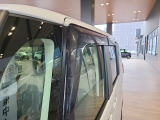 【ドアバイザー】雨の日でも窓を少し開けて換気可能。車内を快適に保ち、日常の使用も安心です。