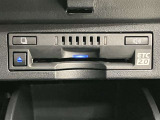 高速道路で便利な【ETC2.0】を装備しています。光ビーコン搭載で渋滞情報などナビゲーションと連動することで機能も充実いたします。他、観光施設に立ち寄るための高速料金割引サービス等もございます。