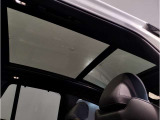 【サンルーフ】高級車のマストアイテムのガラス・サンルーフ。開放感のある室内空間を演出してくれます。