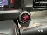 【ENGINE START/STOP】スマートキーをポケットやバッグに入れたままで、キーを差し込むことなくボタンを押すだけでエンジンが始動します。