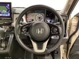 ハンドルにHondaセンシング系のクルーズコントロールやレーンキープアシストなどのスイッチと、オーディオの操作スイッチが装備されています。ハンドルから手を離さず安全に操作できます。