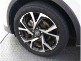 かっこいいホイールですね。 車のイメージを大きく左右するホイール部分はコダワリを持ちたいですね。