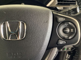ハンドルにHondaセンシング系のクルーズコントロールやレーンキープアシストなどのスイッチが装備されています。ハンドルから手を離さず安全に操作できます。