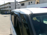 雨の日でも、車内の空気入替に便利なプラスチックバイザー付きになります^^意外と実用性がありますよね☆
