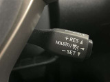 クルーズコントロール機能が付いています。 速度を設定するとアクセルを踏まなくても一定の速度で走ることができます。  高速道路ではとても便利な装置なんです。
