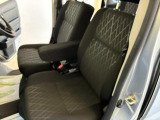 大きなドアと低い床に加えて乗り降りのし易に優れたフロントシートで乗り降り楽々。運転席から助手席側への移動も簡単。