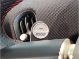 MINIの内装はとにかく『円』に拘ったデザインコンセプトが一目で伝わってきます。これほど円形に拘った車は他に御座いません。伝統のデザイン、トグルスイッチなど遊び心のある内装で御座います。