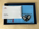 メンテナンスノート【点検整備記録簿・保証書】、取説も揃ってます。スマートキーはバッグなどにしまったままボタン操作でエンジン始動・停止やハイブリッドシステムの起動や停止ができて大変便利です