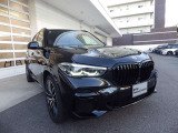 保証期間中は、「BMWエマージェンシー・サービス」をご利用いただけます。万一のトラブルでお困りの場合、高い技術力と知識を持ったBMW専任スタッフが、24時間365日電話でサポートいたします。
