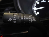 【オートワイパー機能】レバーをAUTOの位置にしているとき、レインセンサーが雨を感知すると、雨量に応じて、ワイパーが自動で作動します。
