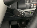 クルーズコントロール機能が付いています。 速度を設定するとアクセルを踏まなくても一定の速度で走ることができます。  高速道路ではとても便利な装置なんです。