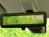 ルームミラー内に横長の表示画面を備え、後方確認をサポートする装備です。運転席から視線を向けやすい位置にあり、後退時の安全確認に活用できます。