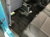 しっかりと汚れ、砂ぼこりを落とし足元まで清潔な車内空間を作り上げております♪