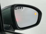 【後側方車両検知警報】後側方を走行する車両を検知すると、サイドミラー周辺のランプが点灯します。ウィンカーを操作すると、音とともにサイドミラー周辺のインジケーターが点滅し警告します。