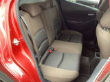 MAZDA2は、音について研究を重ねてすべての席で自然に会話が楽しめる空間を実現しています。ロードノイズ・風・不快さを感じる音いろいろ改良されました。