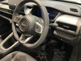 Jeepのタフさが伝わってくる太めのステアリングになっております。