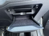 運転席下の小物入れです!手を伸ばすとすぐに取り出せるので使い勝手の良い収納です!