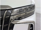 夜間の視認性に優れているLEDヘッドライトです!バルブ切れや消費電力も少なく、優秀なライトです!車種・グレードによっては自動ハイビームも付いてます!