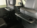 運転席と助手席のシートの裏に収納式のテーブルが装備されています。休憩時のちょっとした小物置きに使えてとっても便利ですね♪