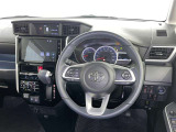 運転席まわりです。 各操作スイッチは使いやすい位置に配置されてます。
