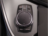 運転中にもオーディオの音量やFMの切り替えなどステアリングでの操作で切り替え可能なため、ステアリングから手を放す必要がない為、運転中でも操作が簡単でございます。