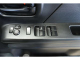 窓の開閉とドアミラーの調整スイッチを運転席ドアに配置!手元で操作でき、毎日の運転前の準備にも便利です♪