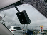 運転中の映像・音声などを記録して、交通事故やトラブルが起きた時の正確な状況把握に役立つドライブレコーダーが装着されています