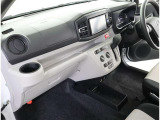 格納式のドリンクホルダー付きです。ドリンクホルダーとしてはもちろん、スマホや長財布を収納することだってできますよ。