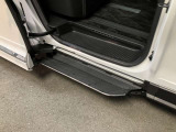 メーカーオプションのユニバーサルステップも装備です。