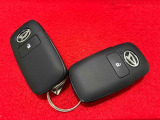 電子カードキーを携帯していれば、リクエストスイッチを押すだけでドアの施錠と解除が行えます。しかも盗難防止に役立つイモビライザー機能付きです。