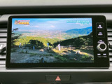 画面いっぱいにテレビ番組を表示でき、停車中のひとときに映像を楽しめます。操作ボタンも画面脇にまとまり、番組視聴などの機能へアクセスしやすい構成です。休憩時間を心地よくお過ごしいただけます。