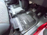 純正フロアカーペット付きです。社外品とは違い、マットのズレも少なく安全に運転できます。