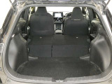 後部座席は6:4分割で可倒式です。広々とした荷室は、趣味の道具もたくさん入りますし、子育てママには、マザーバックやベビーカー、大きな買い物エコバックも入って便利です♪