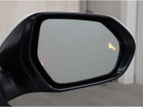 隣車線を走る車両をレーダーで検知し、ドアミラーでは確認しにくい後側方エリアに存在する車両に加え、急接近してくる車両も検知します。車両を検知するとドアミラーに搭載されたLEDインジケーターが点灯します。