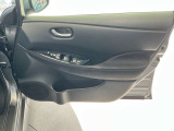 ボトルホルダー付き運転席ドア。