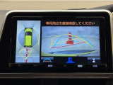 真上から見下ろしたような視点で車とその周囲を確認出来る画面と、車両後方を映し出すバックモニター画面の2つを表示してくれます。