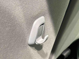 運転席&助手席の背面についたユーティリティフックには荷物がサッと掛けられます。