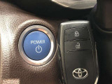 エンジンスタートボタンです。キーが車内にあれば、エンジンの始動・停止はブレーキを踏んでスイッチを押すだけ!キーを取り出す手間を省き、ワンプッシュでエンジンを操作するので簡単でスムーズです。