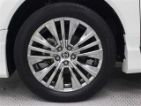 高輝度シルバー塗装された19インチアルミホイールが装着されています。タイヤサイズ225/55R19