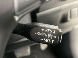 クルーズコントロール機能が付いています。 速度を設定するとアクセルを踏まなくても一定の速度で走ることができます。  高速道路ではとても便利な装置なんです。