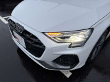 ●マトリクスLEDヘッドライト『高度な照明技術を使用した車両のヘッドライトです。この技術は、複数のLEDを用いており、車両の周囲の状況に応じて光のパターンを動的に調整します。』