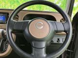 握りやすいデザインで、長時間の運転でも疲れにくい設計です。操作系の配置も工夫されており、直感的にお使いいただけます。